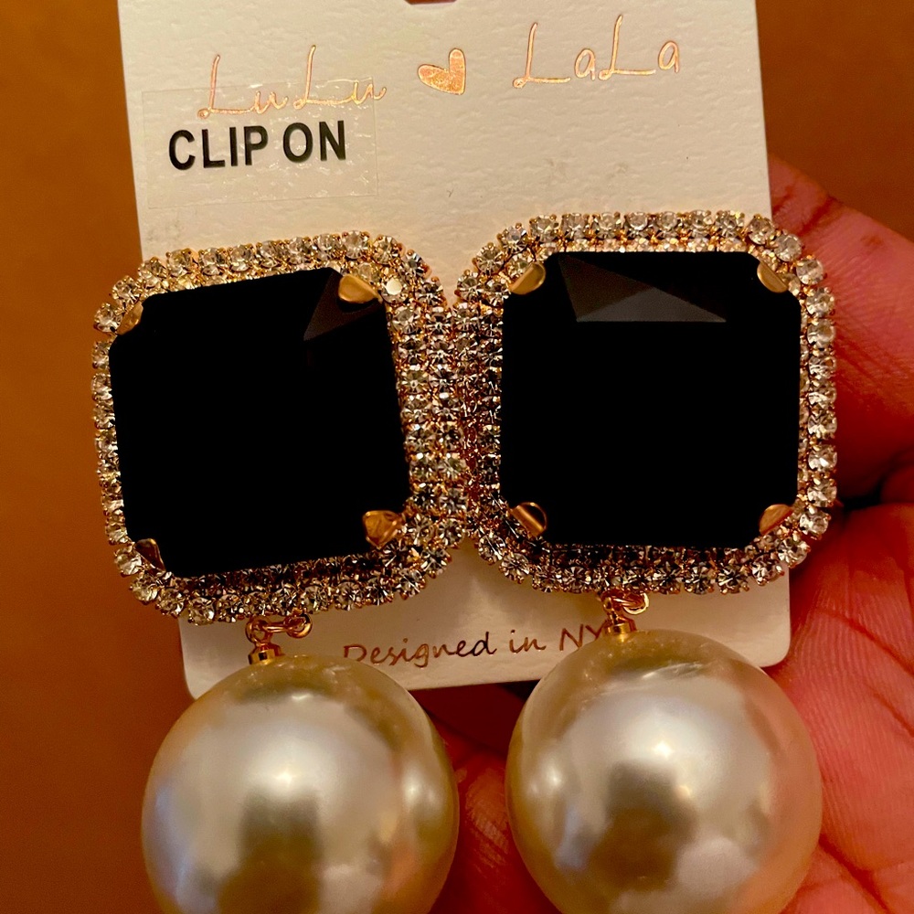 Black & cream pearl clip on earrings